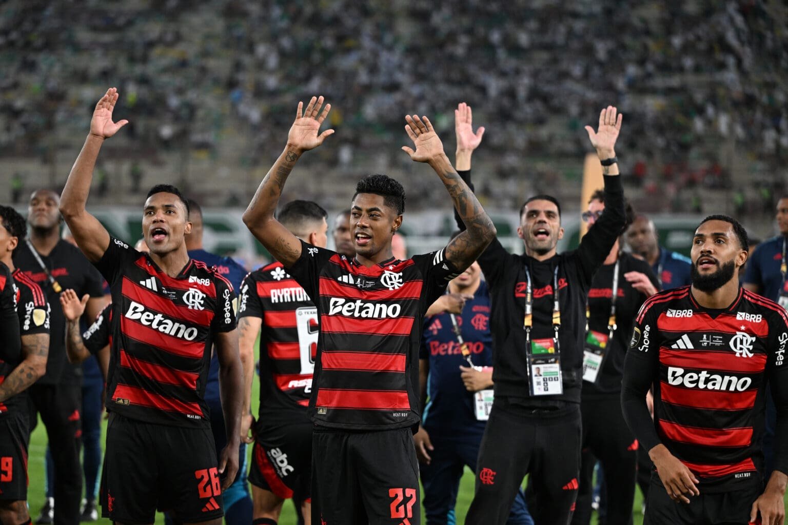 Valor do elenco do Flamengo pode assombrar Libertadores por muito tempo; jogadores comemorando vitória na competição mostram tamanho das possibilidades para Leonardo Jardim