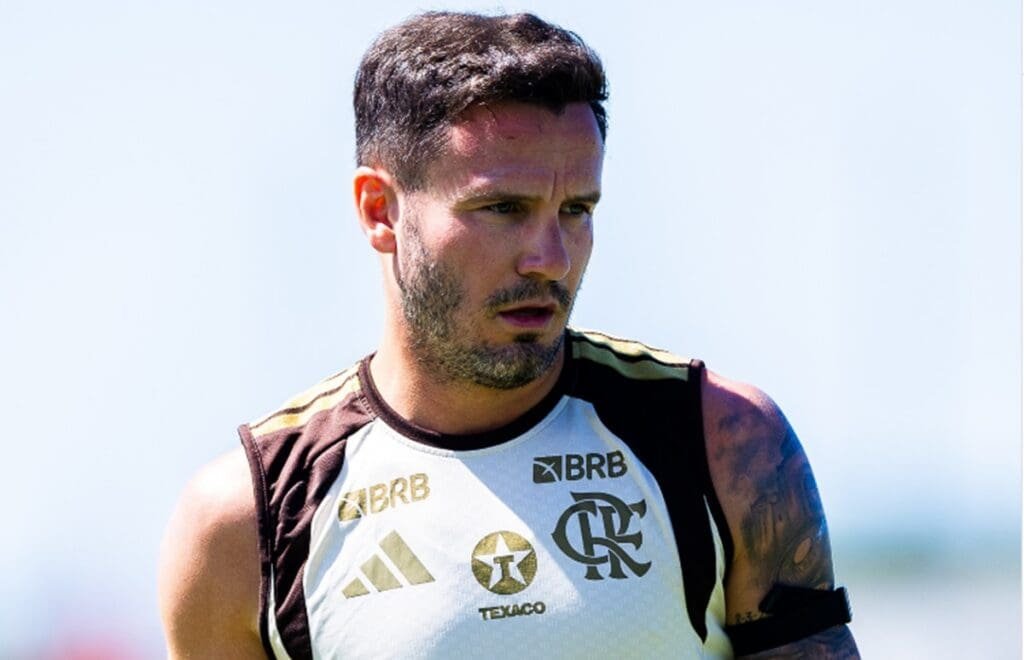 Saúl Ñíguez com uniforme de treino do Flamengo, olhando para o lado. O clube evita estipular prazo para retorno de Saúl ao time do Flamengo após cirurgia no tornozelo
