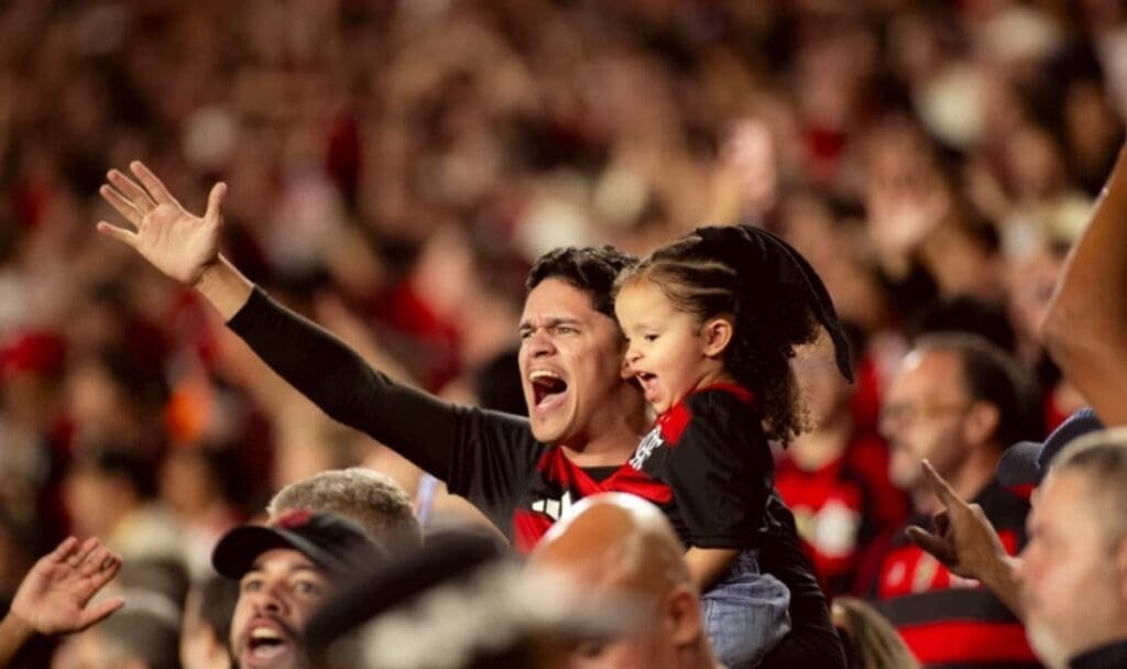 Torcida rubro-negra comemora no estádio; imagem ilustrativa para venda de ingressos Flamengo para os jogos contra Bahia e Vitória no Maracanã