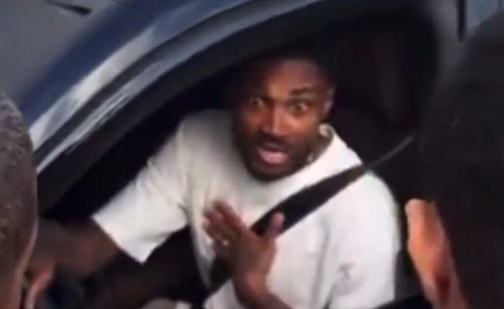 Vitinho responde aos questionamentos agressivos da torcida do Corinthians de dentro do seu carro, na entrada do CT Joaquim Grava