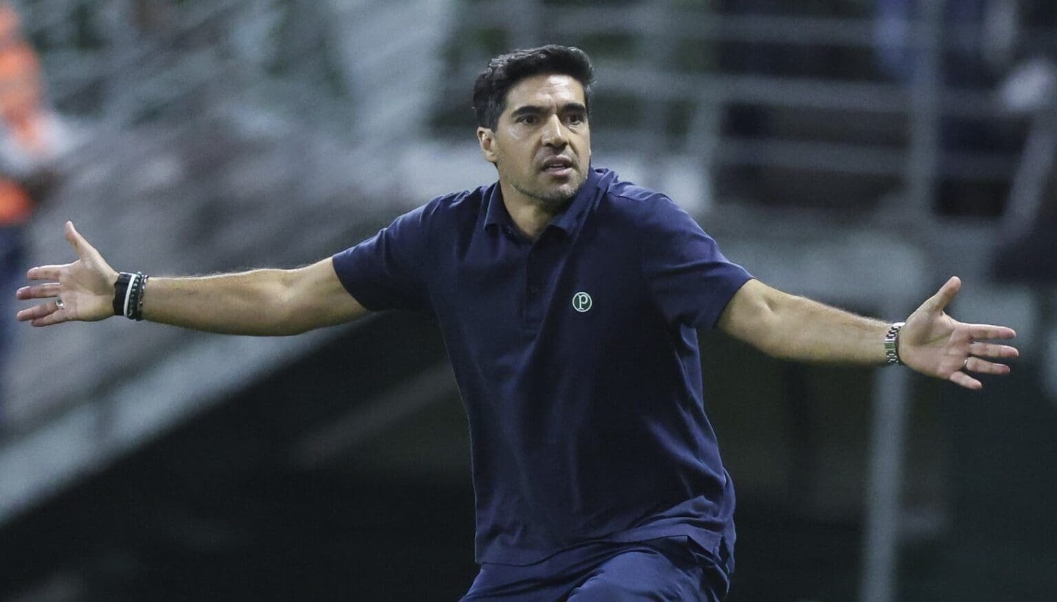 Abel Ferreira abre os braços para reclamar com a arbitragem durante Palmeiras x Cerro Porteño, jogo que antecedeu Flamengo x Palmeiras