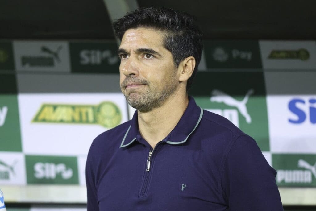 Torcida do Palmeiras pede demissão de Abel Ferreira às vésperas de jogo imporante contra Flamengo Abel Ferreira com semblante de decepção durante jogo do Palmeiras
