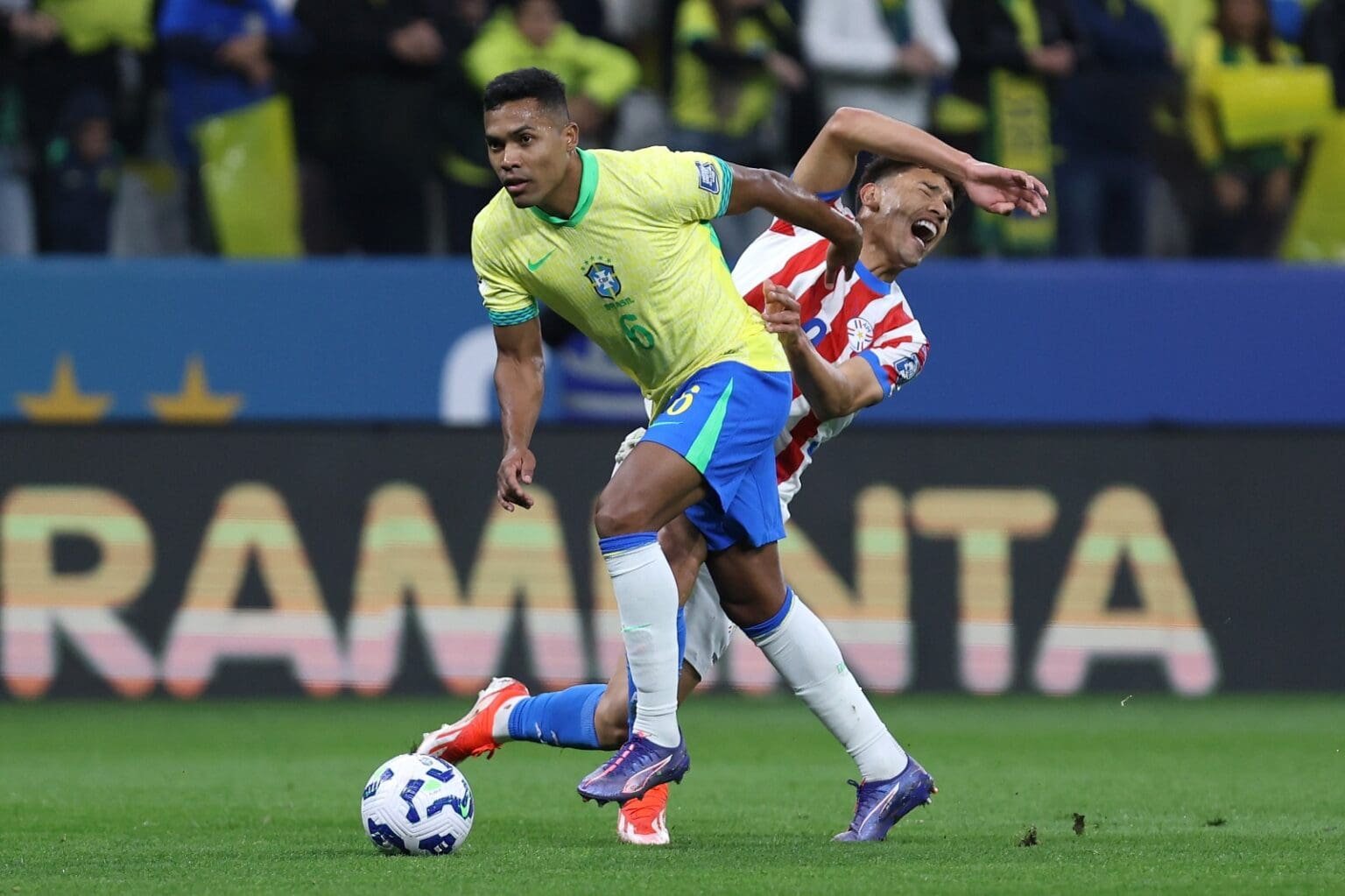 Alex Sandro em campo pela Seleção Brasileira; saiba onde assistir Brasil x Panamá