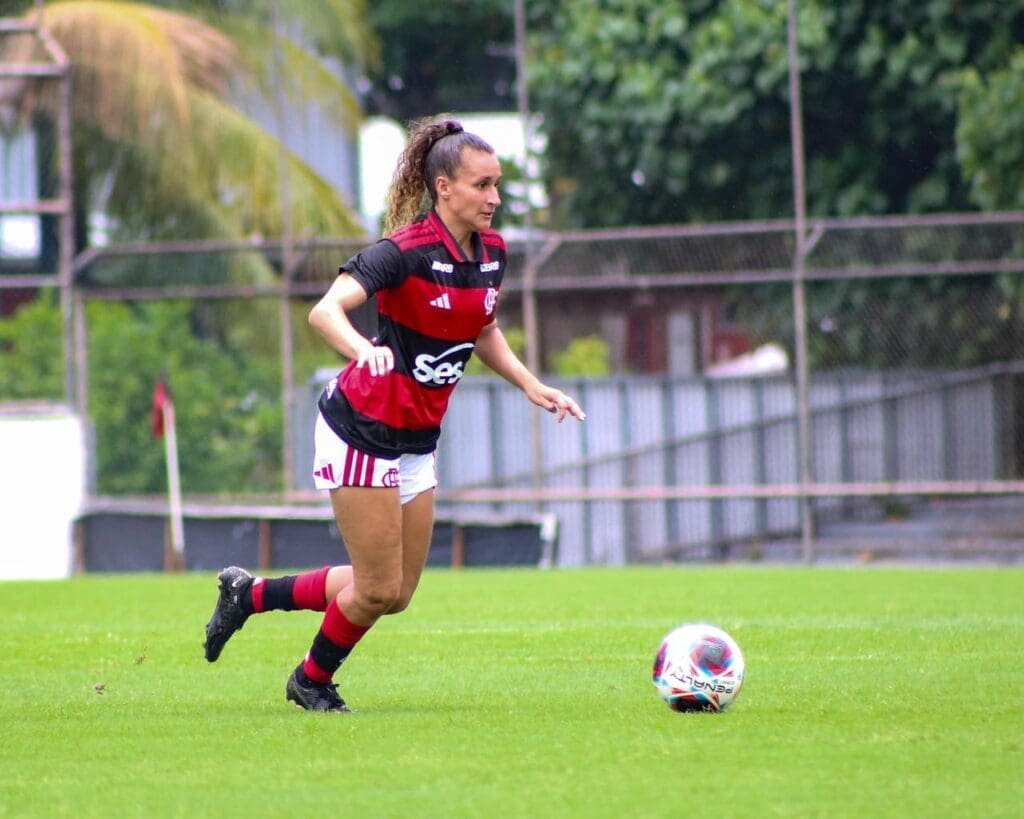 Ana Laura em campo pelo Flamengo