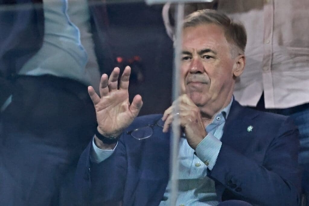 Ancelotti acena do camarote da Arena da Baixada durante Athletico x Flamengo