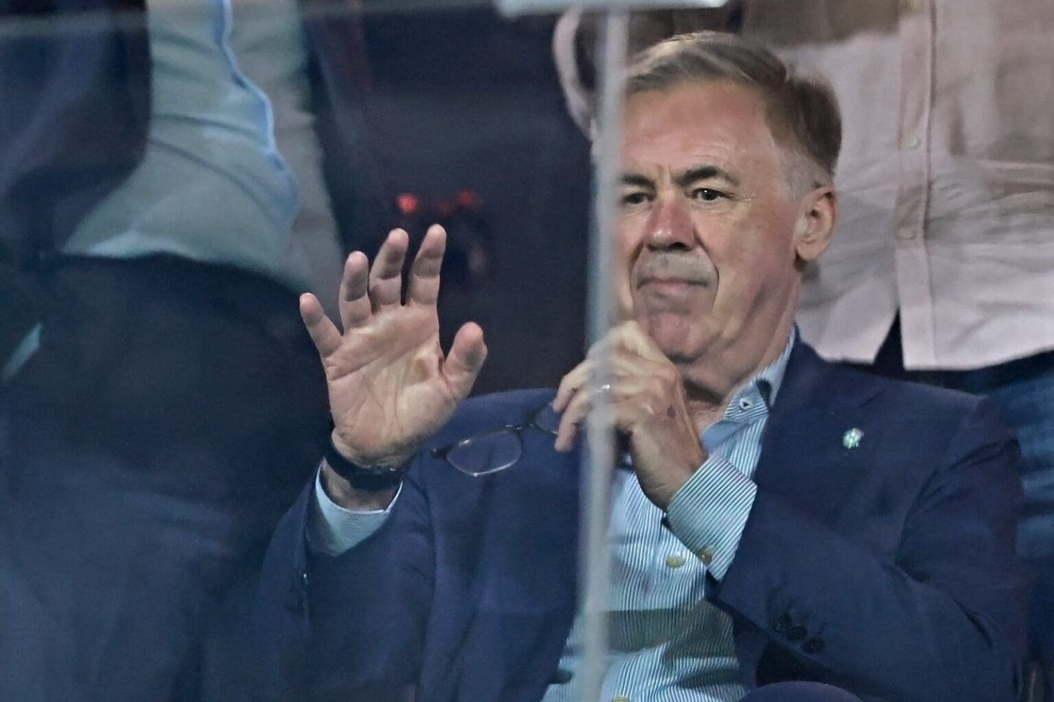 Ancelotti acena do camarote da Arena da Baixada durante Athletico x Flamengo