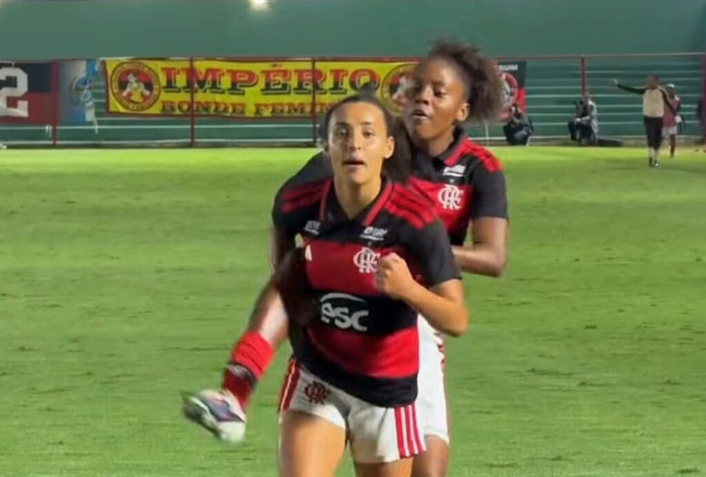 Anna Luiza celebra gol em Flamengo x São Paulo pela final do Brasileirão Feminino Sub-20