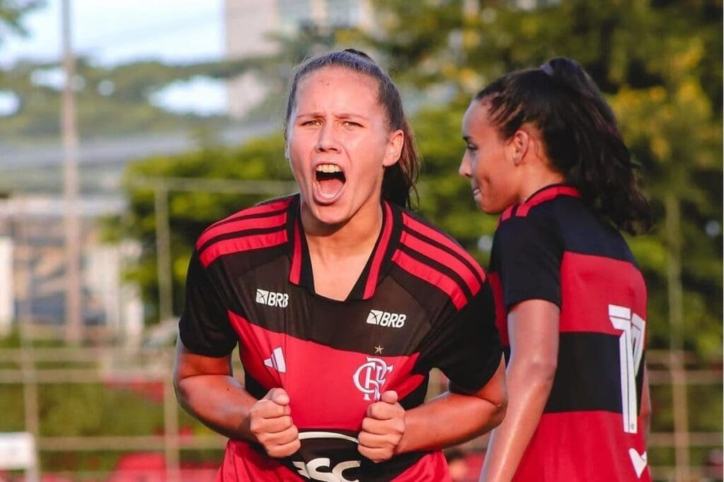 Brendha vibra com gol pelo Flamengo contra o Fluminense nas quartas de final do Brasileirão Feminino Sub-20