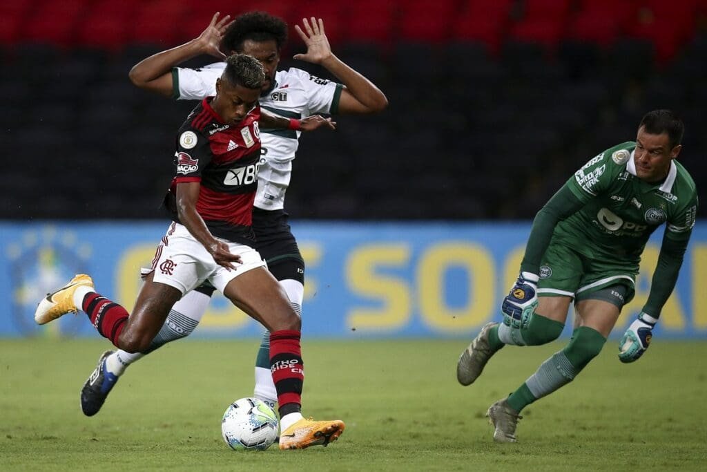 Bruno Henrique finaliza durante jogo entre Flamengo e Coritiba no Maracanã, pelo Brasileirão 2020