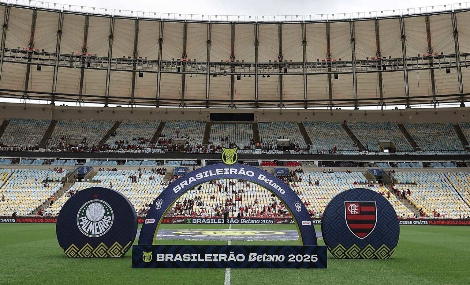 Flamengo x Palmeiras terá estreia de patrocínio e ação educativa no Maracanã Banners de Flamengo x Palmeiras no Maracanã