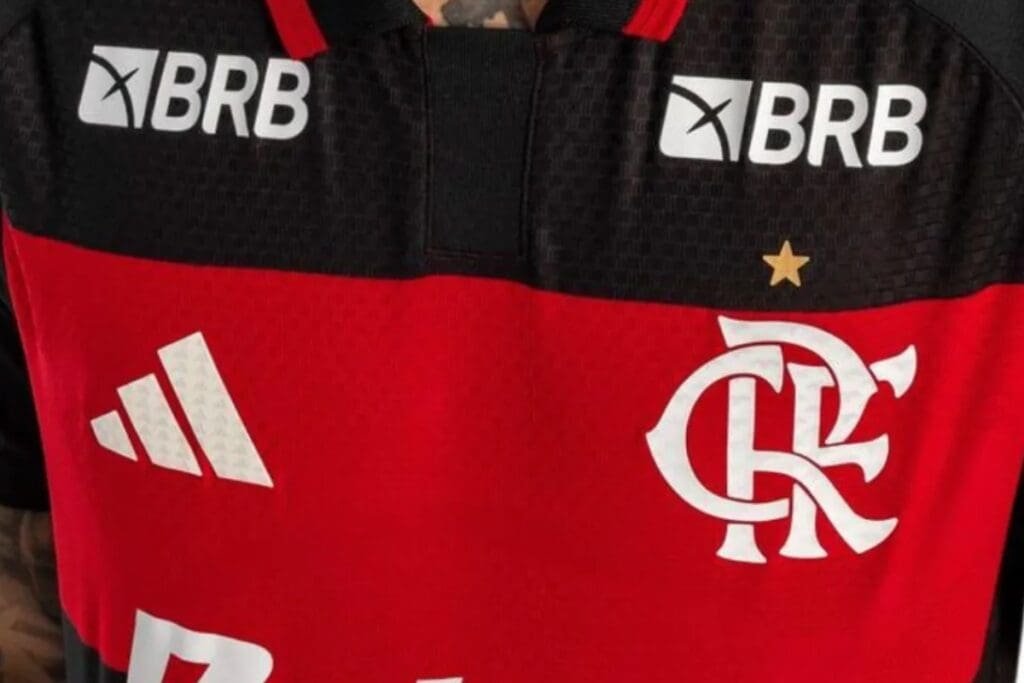 Imagem recortada da camisa rubro-negra do Flamengo com destaque para os escudos e o patrocínio da BRB