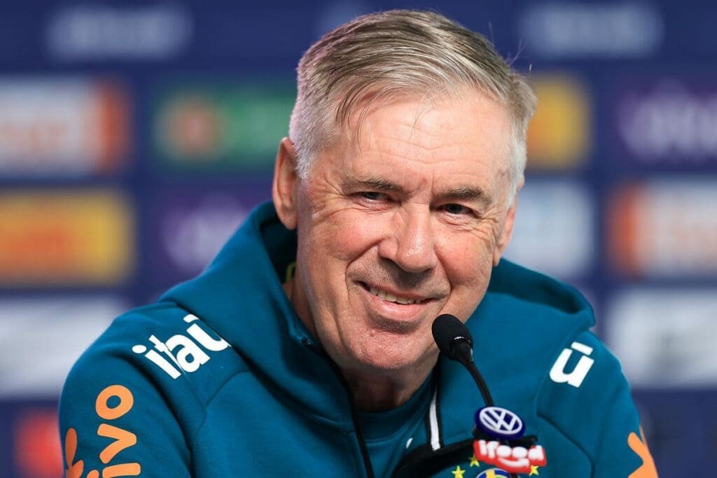 Carlo Ancelotti sorridente durante coletiva de imprensa pela Seleção Brasileira