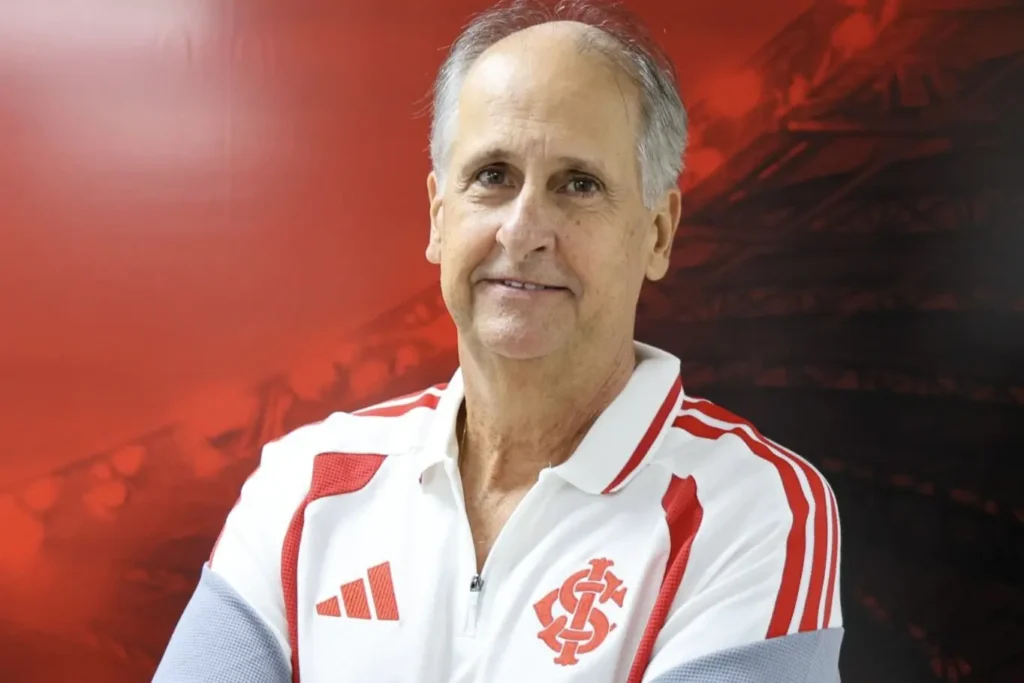 Carlos Noval, ex Flamengo, com camisa do Internacional