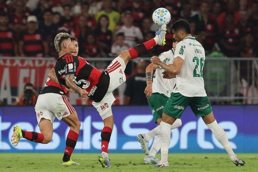 Carrascal acerta a bola no lace que foi expulso em Flamengo x Palmeiras