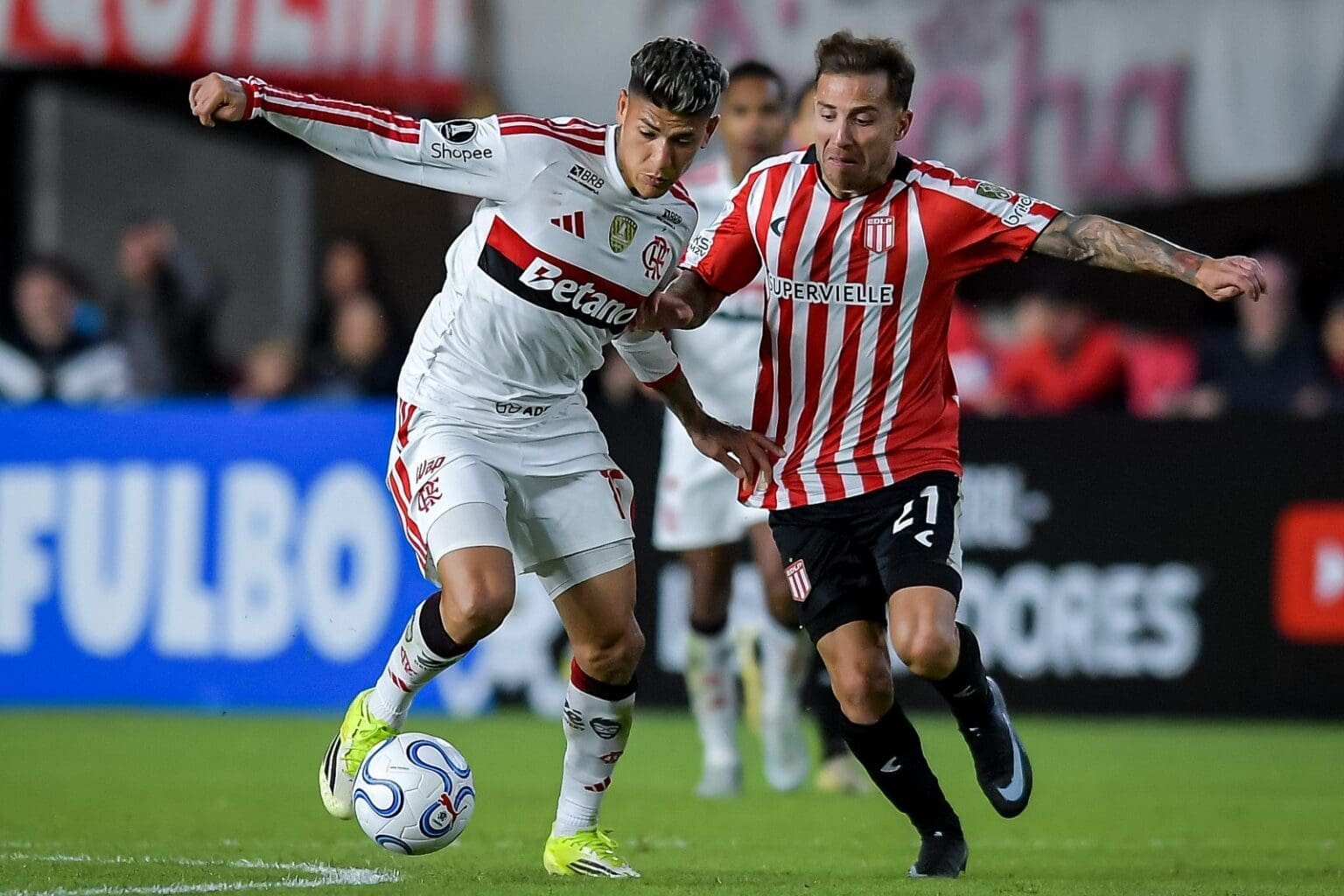 Onde assistir Flamengo x Estudiantes ao vivo hoje: horário, canais e guia do jogo Carrascal disputa a bola com jogador do Estudiantes; saiba onde assistir Flamengo x Estudiantes