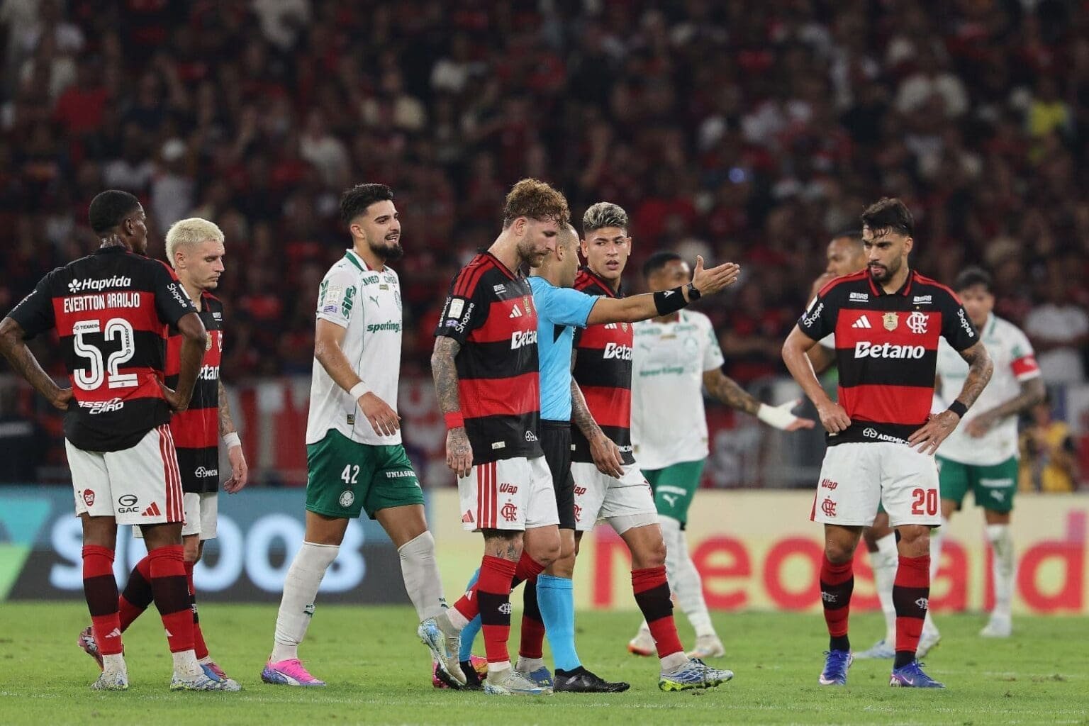 Davi Lacerda aponta saída de campo para Carrascal durante Flamengo x Palmeiras