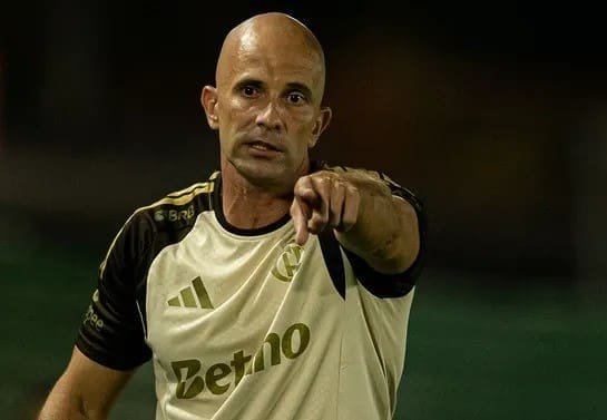 Celso Silva detalha logística pesada e projeta estreia do Flamengo na Copa do Brasil Feminina Celso Silva, técnico do Flamengo Feminino