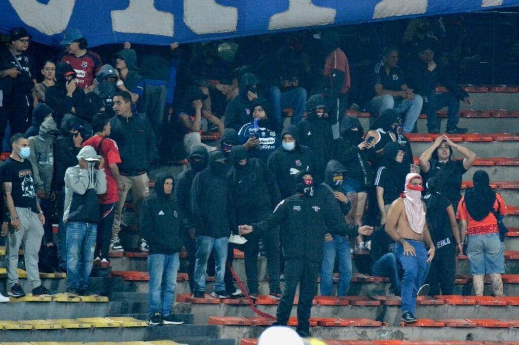 Torcedores do Medellín fazem caos na arquibancada 