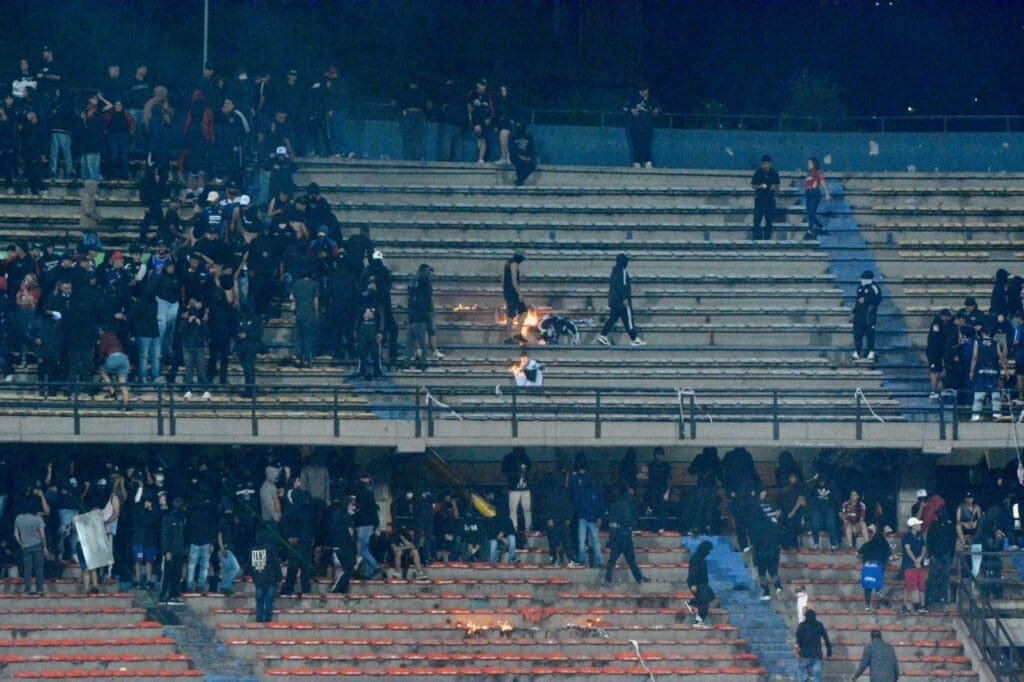 Torcedores do Medellín fazem caos na arquibancada de jogo contra o Flamengo
