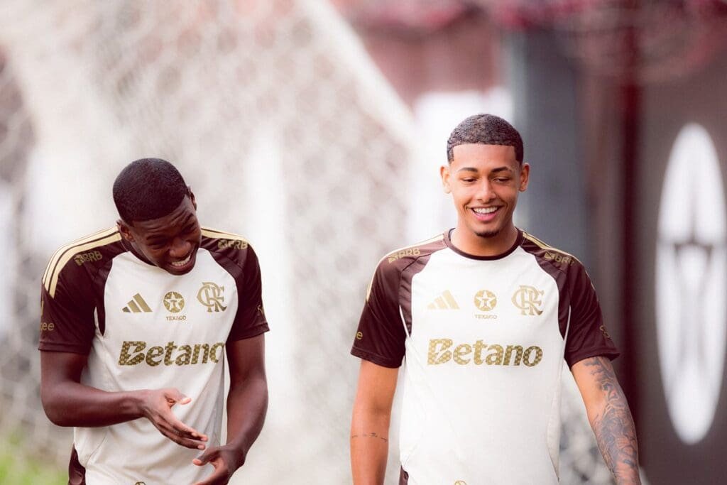 Daniel Thuram e João Victor sorridentes em treino do Flamengo; ambos são novidades na lista de relacionados para encarar o Coritiba