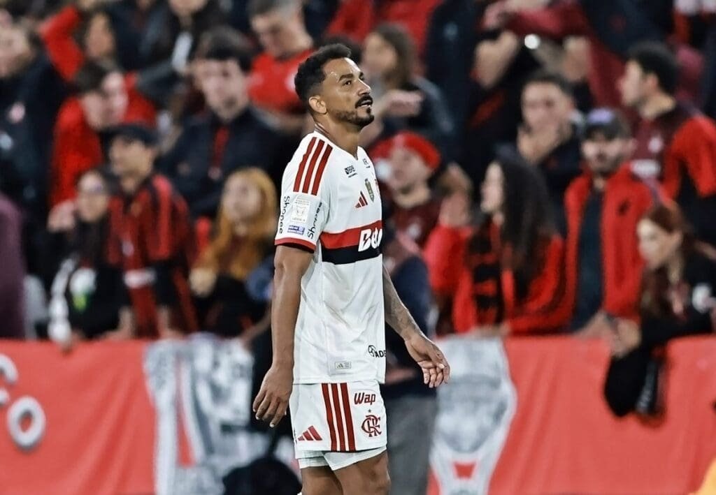 Danilo caminha com semblante de lamentação após ser expulso em Athletico-PR 1x1 Flamengo pelo Brasileirão 2026 na Arena da Baixada