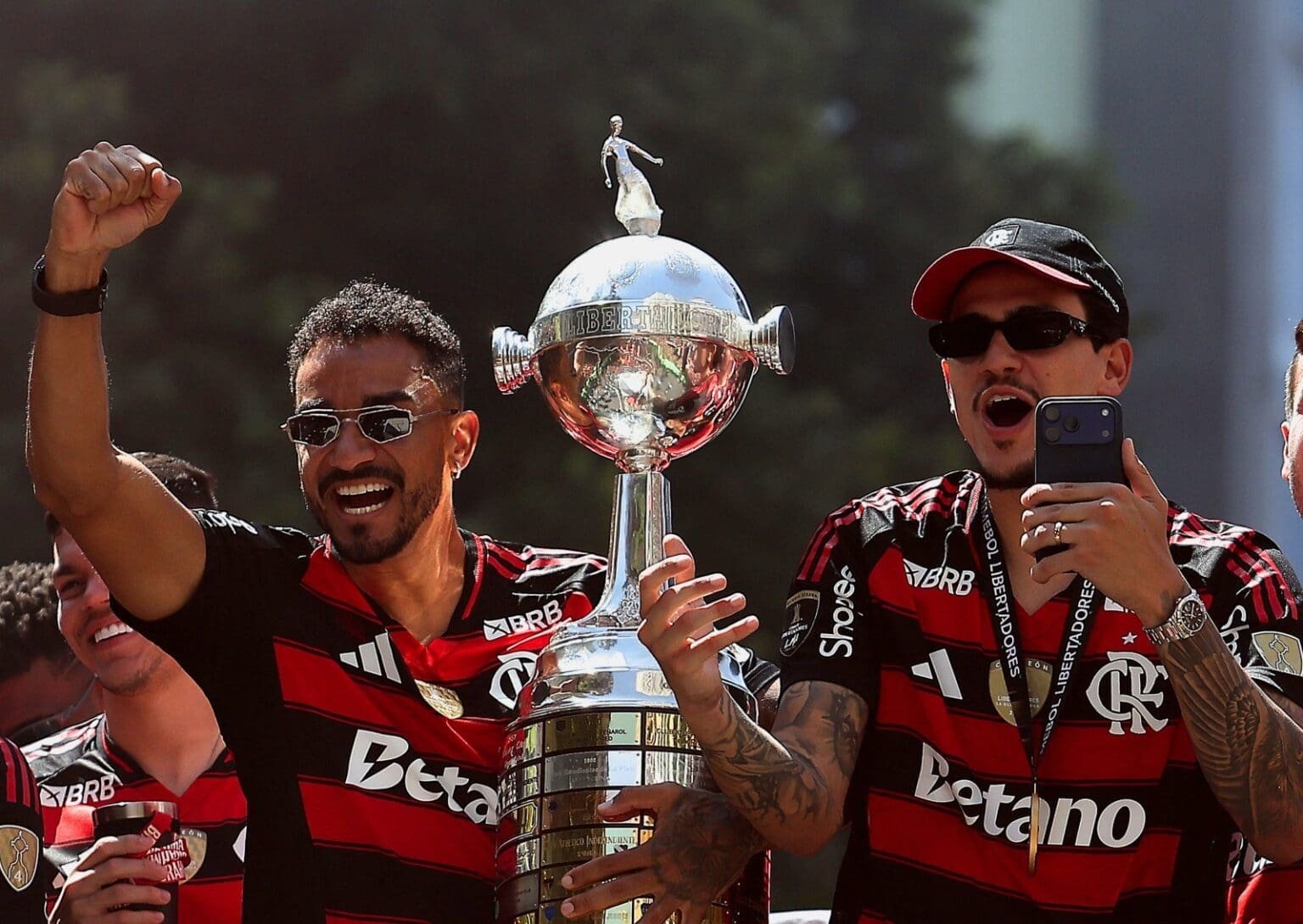 Danilo e Pedro celebram título do Flamengo no trio elétrico com a taça da Libertadores