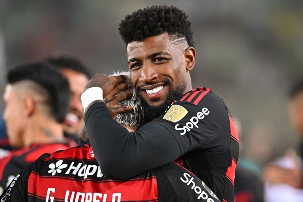 Emerson Royal ri e abraça Varela pós tetracampeonato do Flamengo na Libertadores