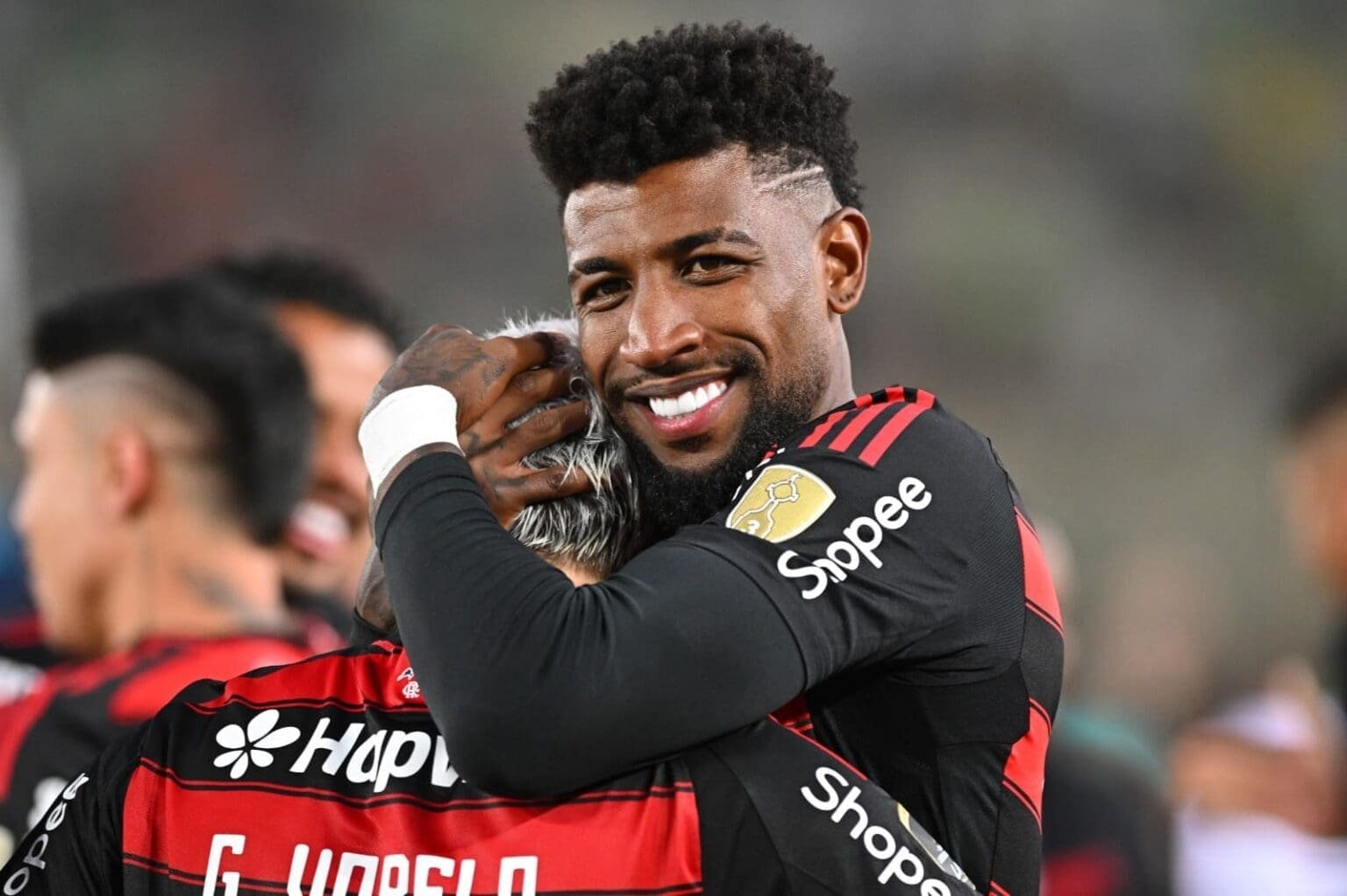 Emerson Royal lidera assistências entre laterais do Flamengo em 2026 Emerson Royal ri e abraça Varela pós tetracampeonato do Flamengo na Libertadores