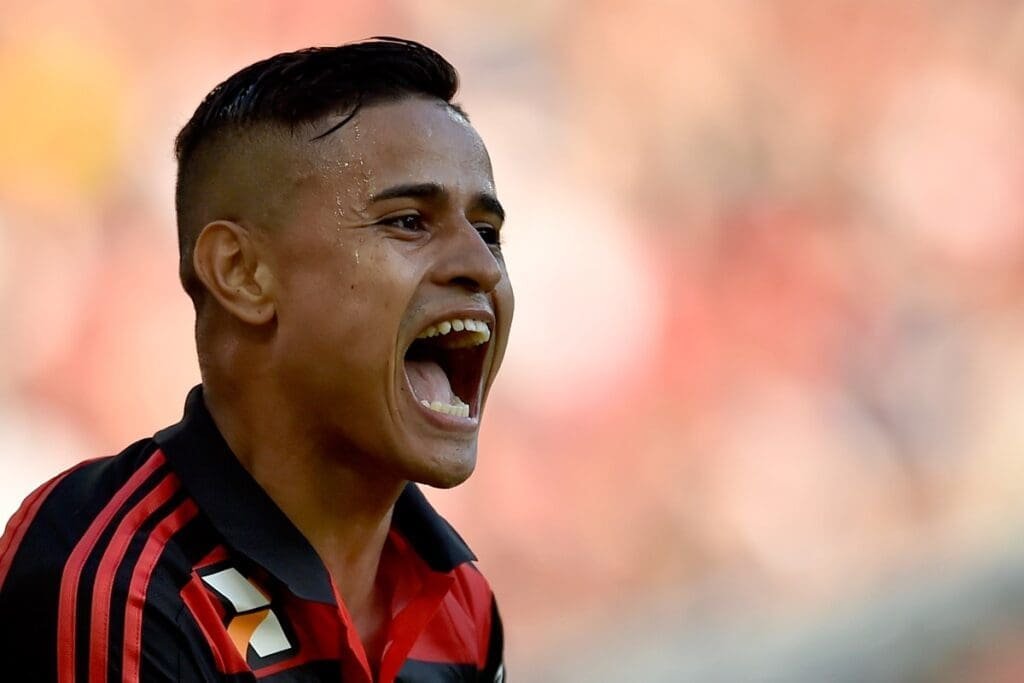 Éverton Cardoso comemora gritando gol marcado com a camisa do Flamengo em 2014