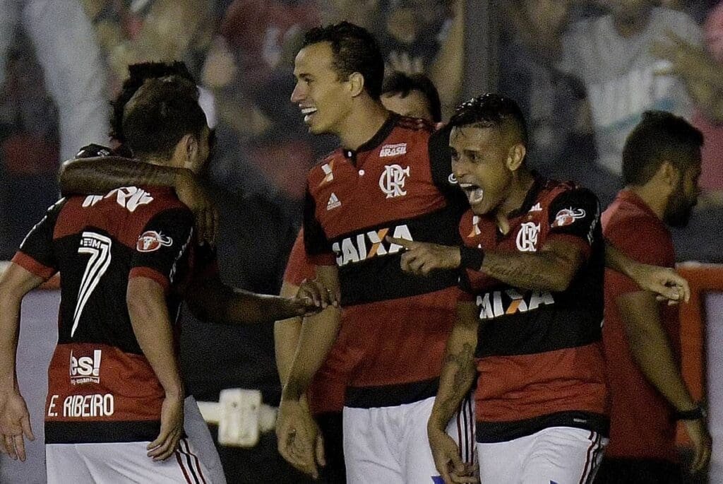 Éverton Cardoso vibra e aponta para Éverton Ribeiro após gol da vitória do Flamengo sobre o Vasco, em São Januário, no Brasileirão 2017