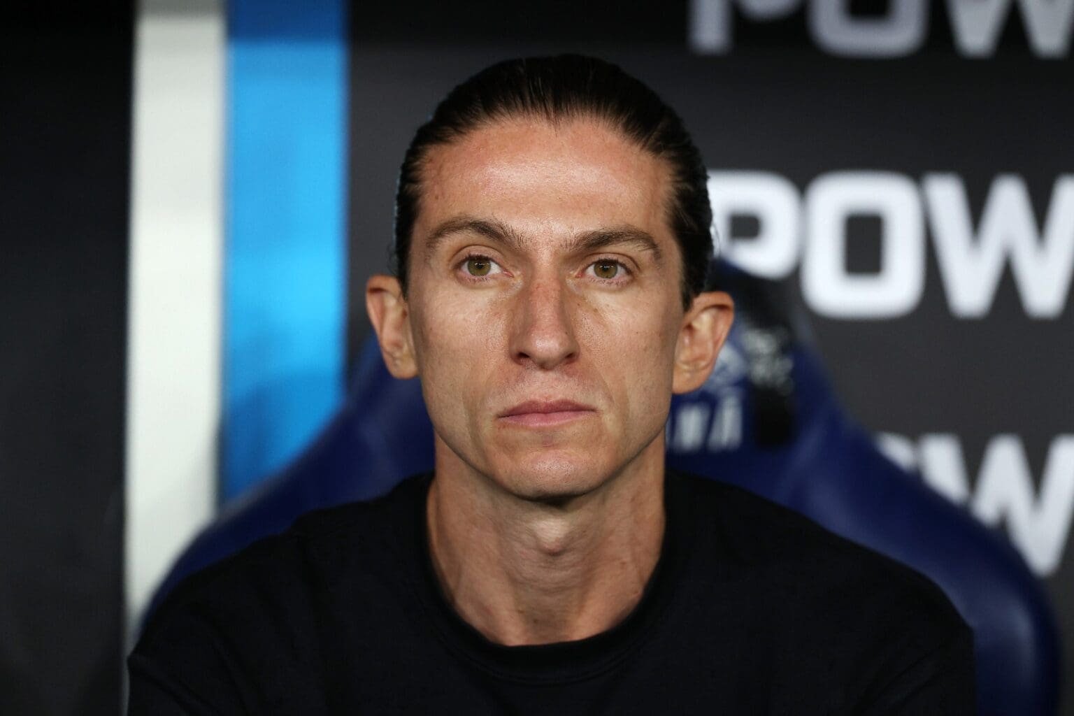 Filipe Luís na Bundesliga? Ex-Flamengo vira prioridade de clube alemão Filipe Luís no banco de reservas durante jogo do Flamengo