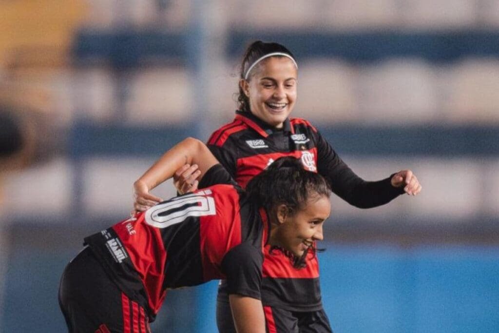 Jogadoras do Flamengo Sub-20 comemorando gol