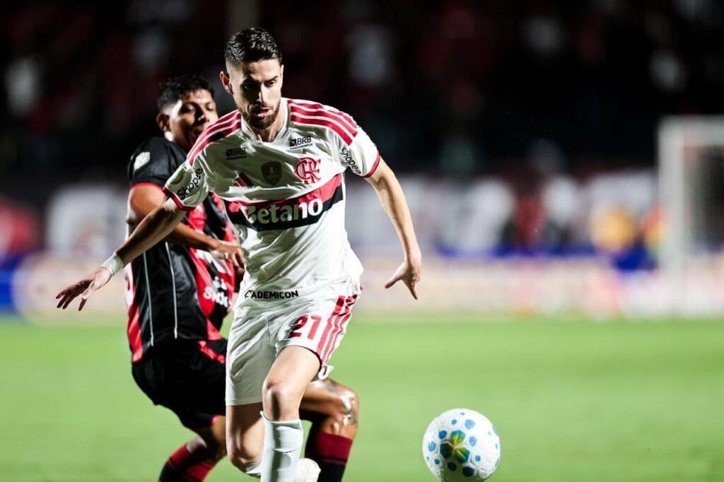 Eliminação na Copa do Brasil custa milhões ao Flamengo e quebra planejamento Jorginho tenta controlar a bola enquanto é marcado durante Vitória x Flamengo pela Copa do Brasil
