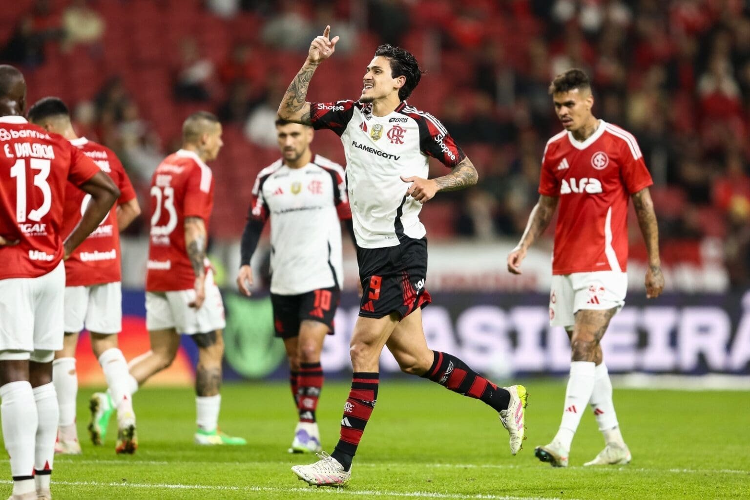 Pedro comemora gol no Internacional x Flamengo pelo Brasileirão de 2025