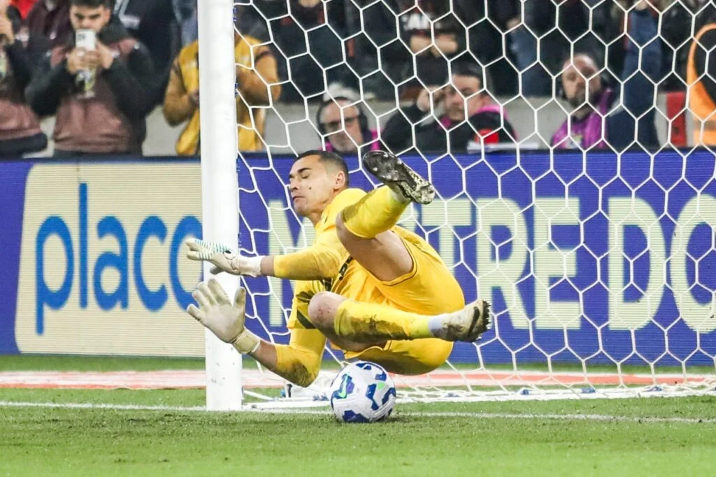 Goleiro Santos defende cobrança de pênalti em Athletico x Atlético-GO pela Copa do Brasil 