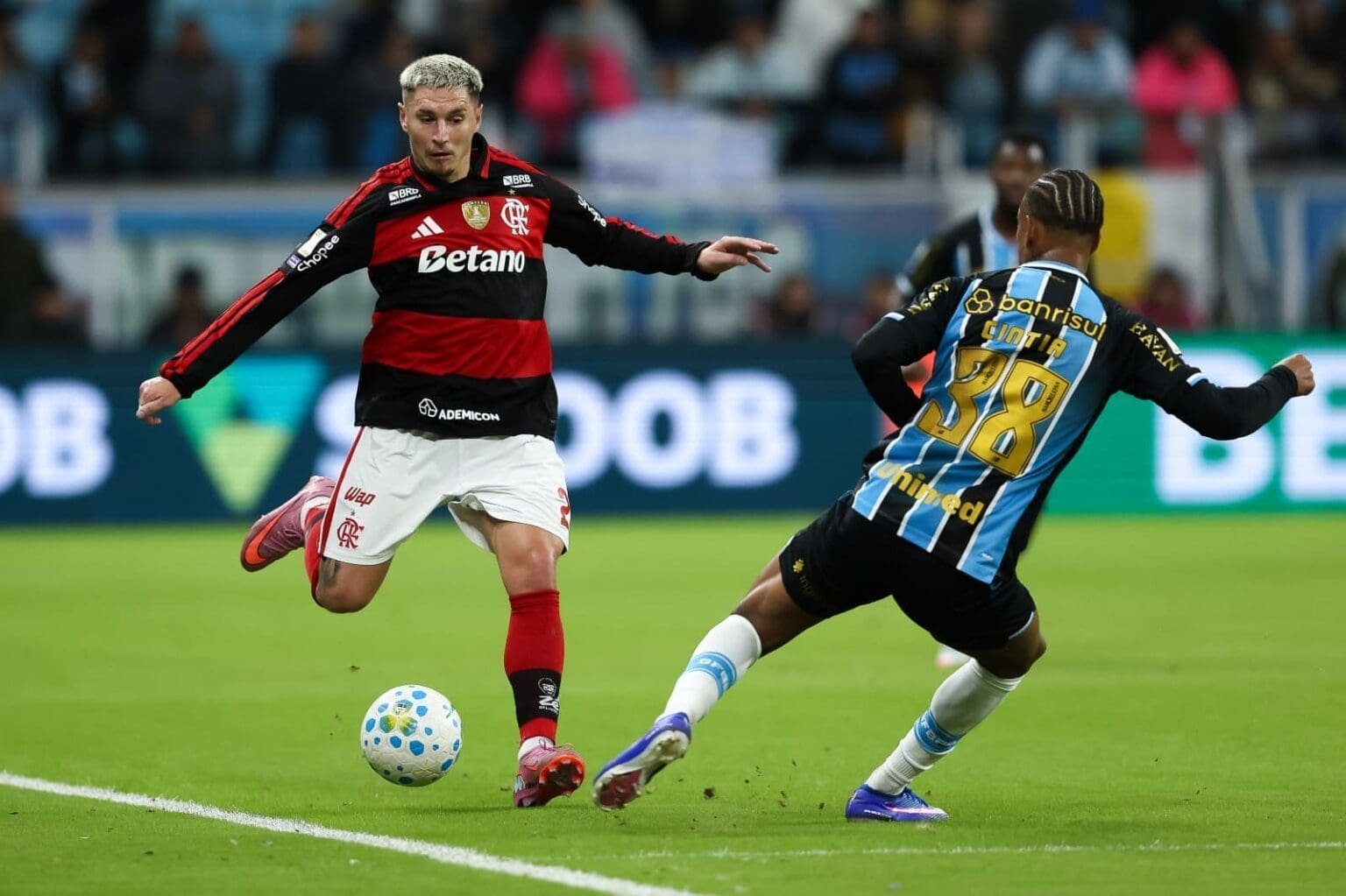 Varela se prepara para cruzar enquanto é marcado por Caio Paulista durante Grêmio x Flamengo