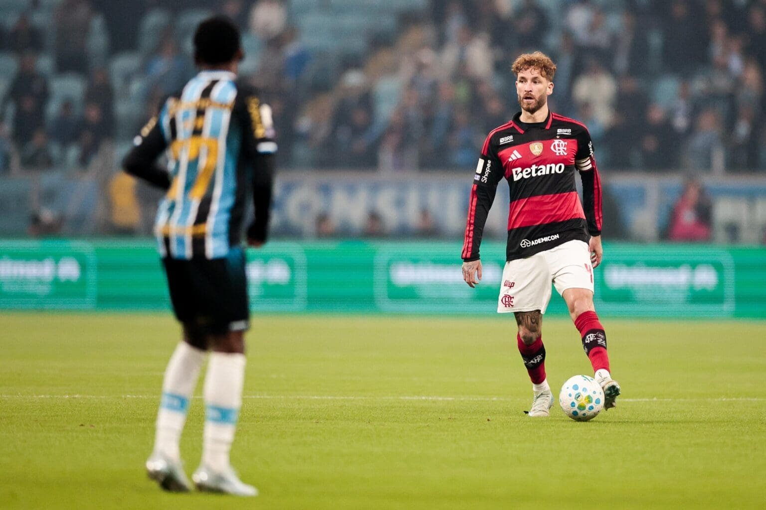 Grêmio 0x1 Flamengo: ficha técnica e estatísticas – Brasileirão 2026 Léo Pereira durante jogo contra o Grêmio; ficha técnica e estatísticas de Grêmio 0x1 Flamengo mostram atropelo do Mengão