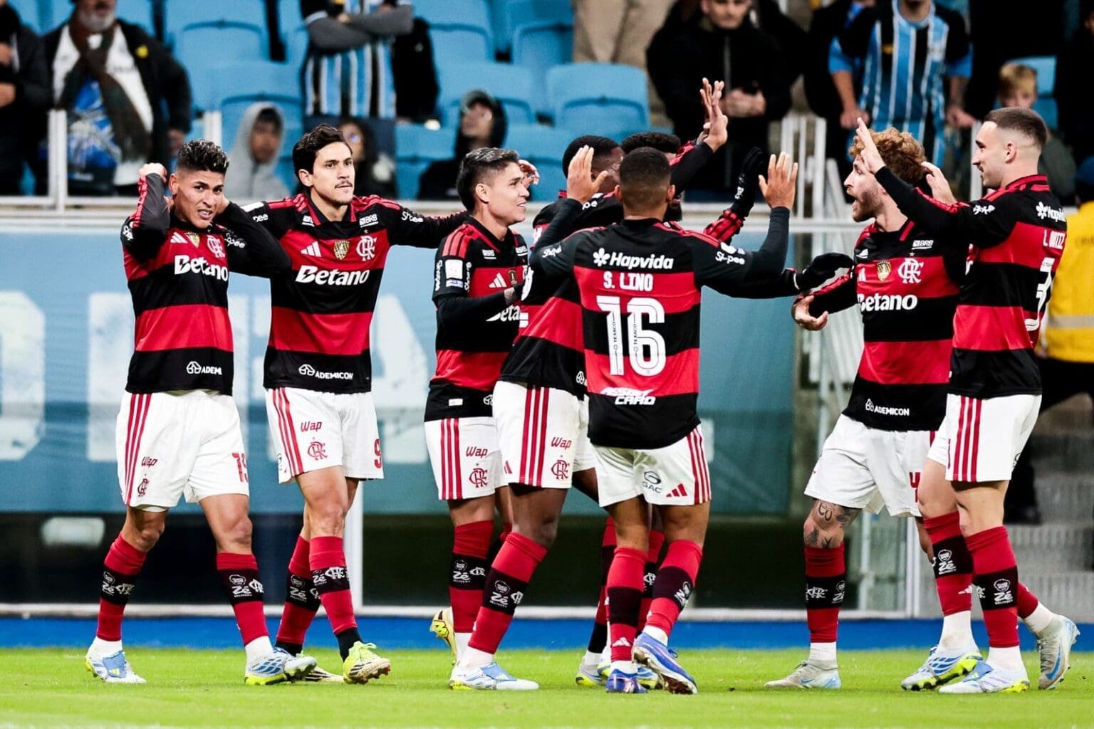 Grêmio 0x1 Flamengo: Mengão se aproxima do Palmeiras e joga gremistas no Z4 Flamengo comemora gol de Carrascal contra o Grêmio no Brasileirão