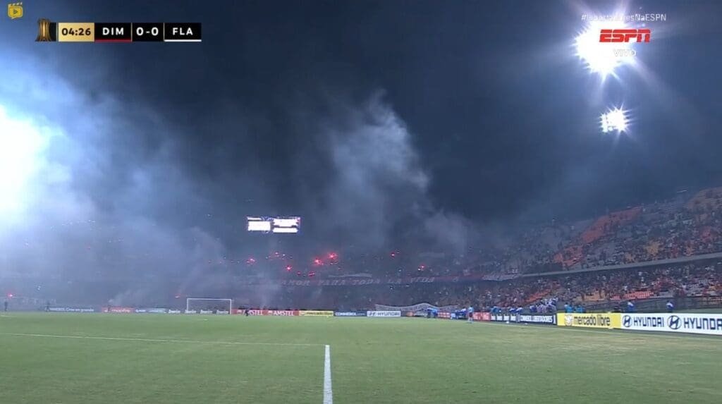 Fumaça gerada por protestos da torcida do Independiente Medellín durante confusão contra o Flamengo