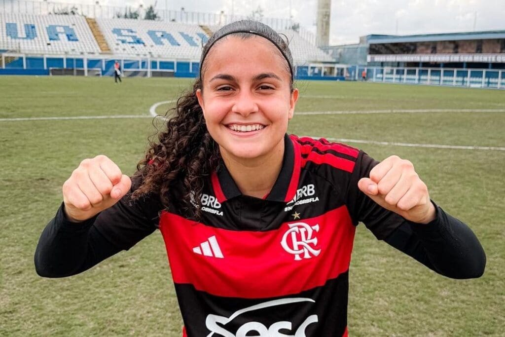 Isa Nunes celebra fase artilheira e ressalta entrega do Flamengo Isa Nunes comemora gol da vitória do Flamengo sobre o São Paulo no Brasileirão Feminino Sub-20