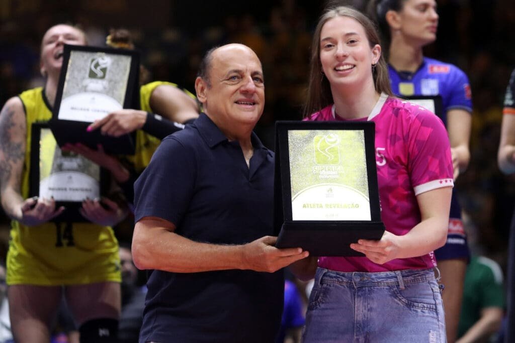 Jaqueline Schmitz com o prêmio de revelação da Superliga Feminina 25/26