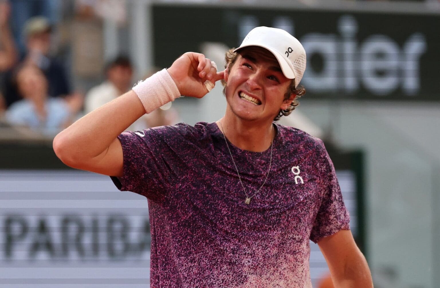 João Fonseca celebra ponto sobre Djokovic em Roland Garros