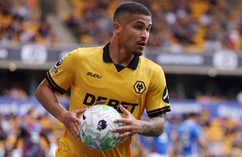 João Gomes carrega a bola nas mãos durante jogo do Wolverhampton