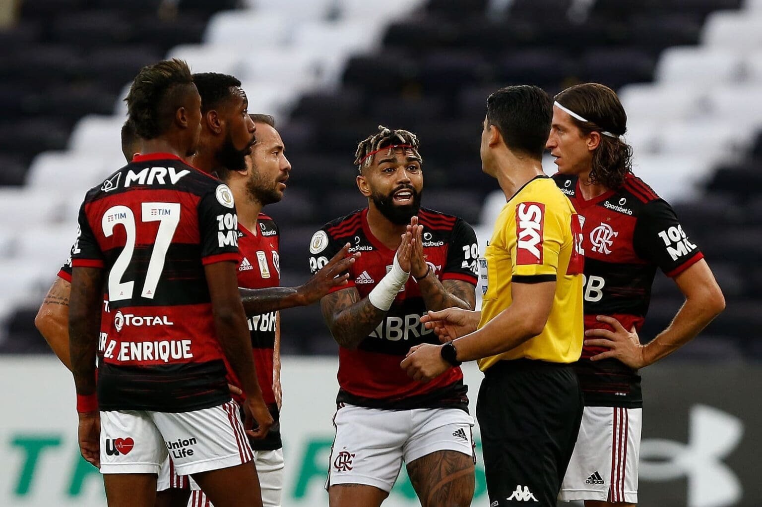 Bruno Henrique, Gerson, Everton Ribeiro, Gabigol e Filipe Luís cercam Flávio Rodrigues de Souza durante jogo do Flamengo em 2020