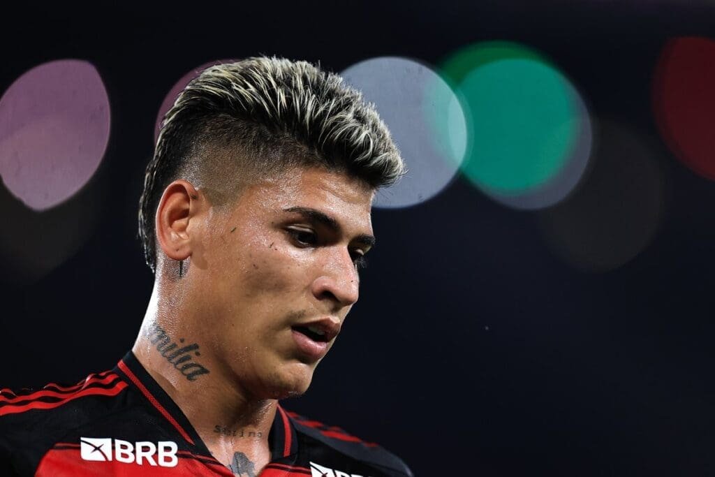 Jorge Carrascal sério olhando para baixo durante jogo do Flamengo