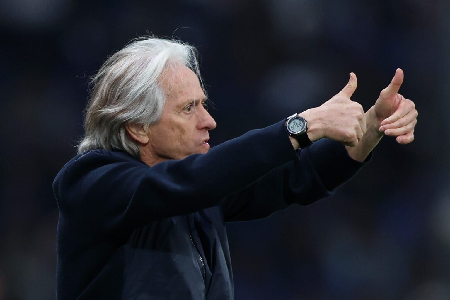 Jorge Jesus faz 'joia' com as duas mãos durante jogo do Al Nassr