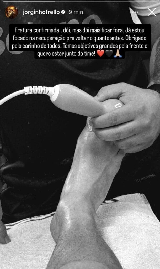 Jorginho publica foto da recuperação e mensasgem após fratura confirmada: "Fratura confirmada. Dói, mas dói mais ainda ficar de fora. Já estou focado na recuperação para voltar o quanto antes. Obrigado pelo carinho de todos. Temos objetivos grandes pela frente e quero estar junto do time"