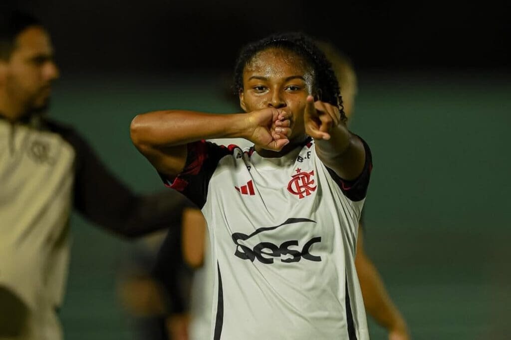 Leane comemora gol no jogo de ida entre Flamengo e Internacional pelo Brasileirão Feminino Sub-20