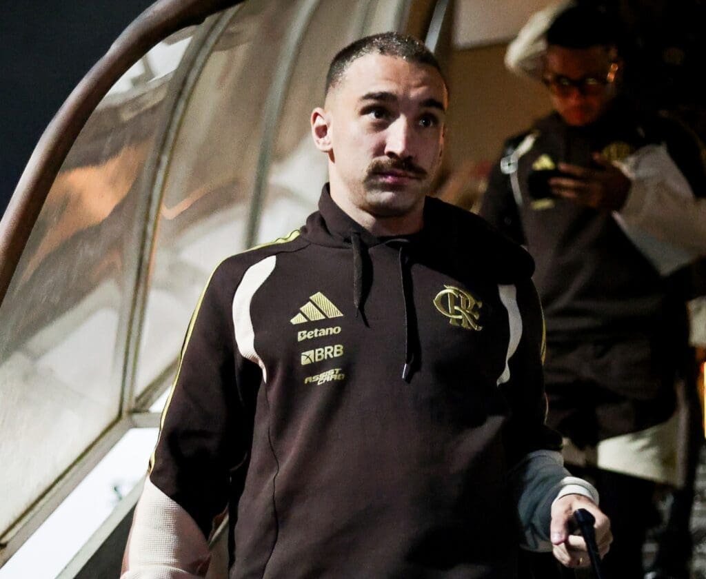 Léo Ortiz e Samuel Lino em desembarque do Flamengo no Peru