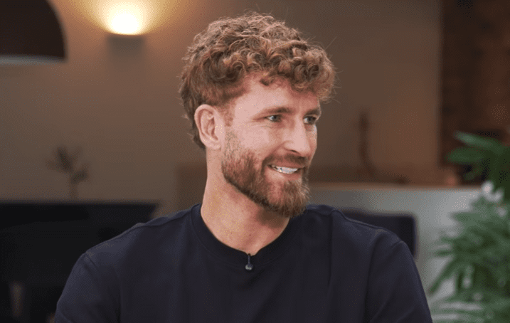 Léo Pereira abre coração: do drama do incêndio na infância à convocação para Copa do Mundo Léo Pereira sorri em entrevista à FlamengoTV